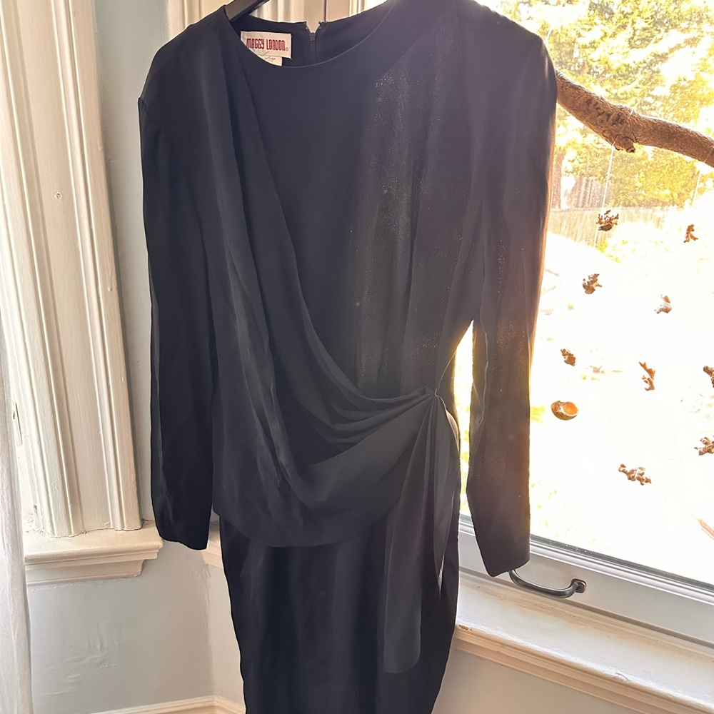 Super flattering vintage Maggie Rose dress
